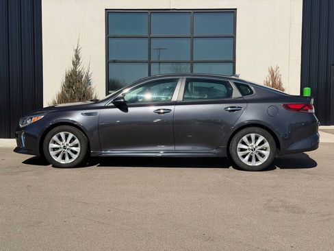 Used 2018 Kia Optima S image 2