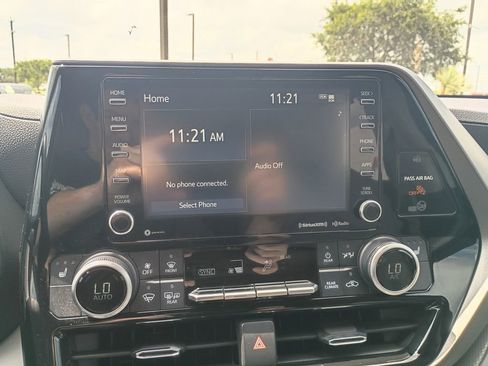 Certified 2021 Toyota Highlander XLE FWD image 24