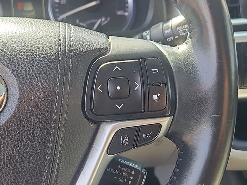 Used 2017 Toyota Highlander XLE w/ Carpet Mat Package AWD/4WD image 17
