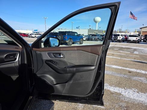 Used 2023 Nissan Rogue SV image 38