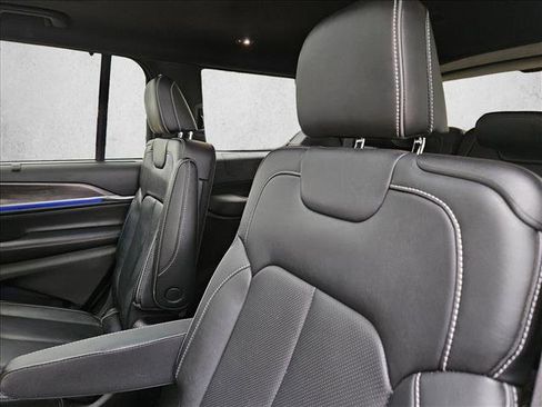 Used 2022 Jeep Grand Cherokee L Overland w/ Luxury Tech Group IV AWD/4WD image 22