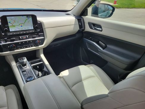 Used 2023 Nissan Pathfinder SL AWD/4WD image 8