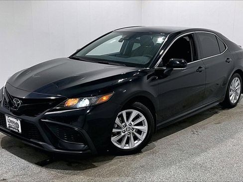 Used 2024 Toyota Camry SE image 3