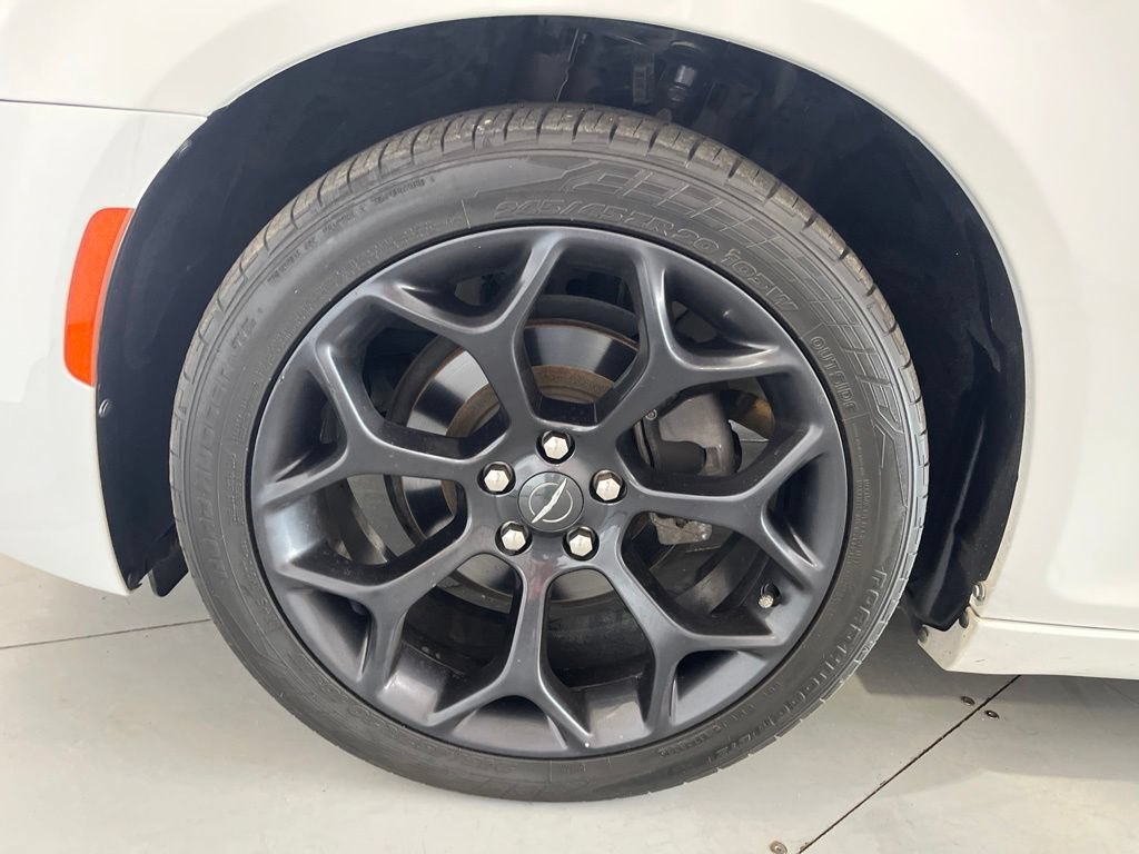 Used 2019 Chrysler 300 S w/ 300S Premium Group 2 RWD image 14