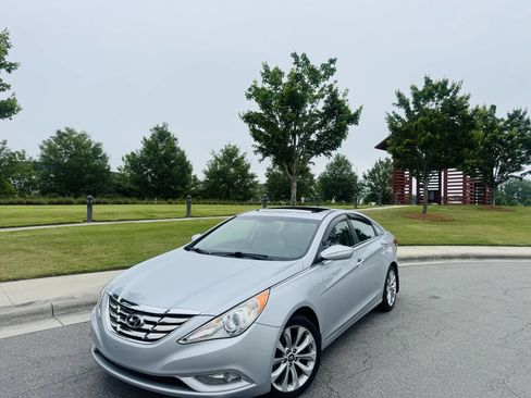 Used 2012 Hyundai Sonata SE w/ Navigation & Sunroof Pkg FWD image 1