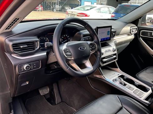 Certified 2022 Ford Explorer XLT w/ Equipment Group 202A image 18