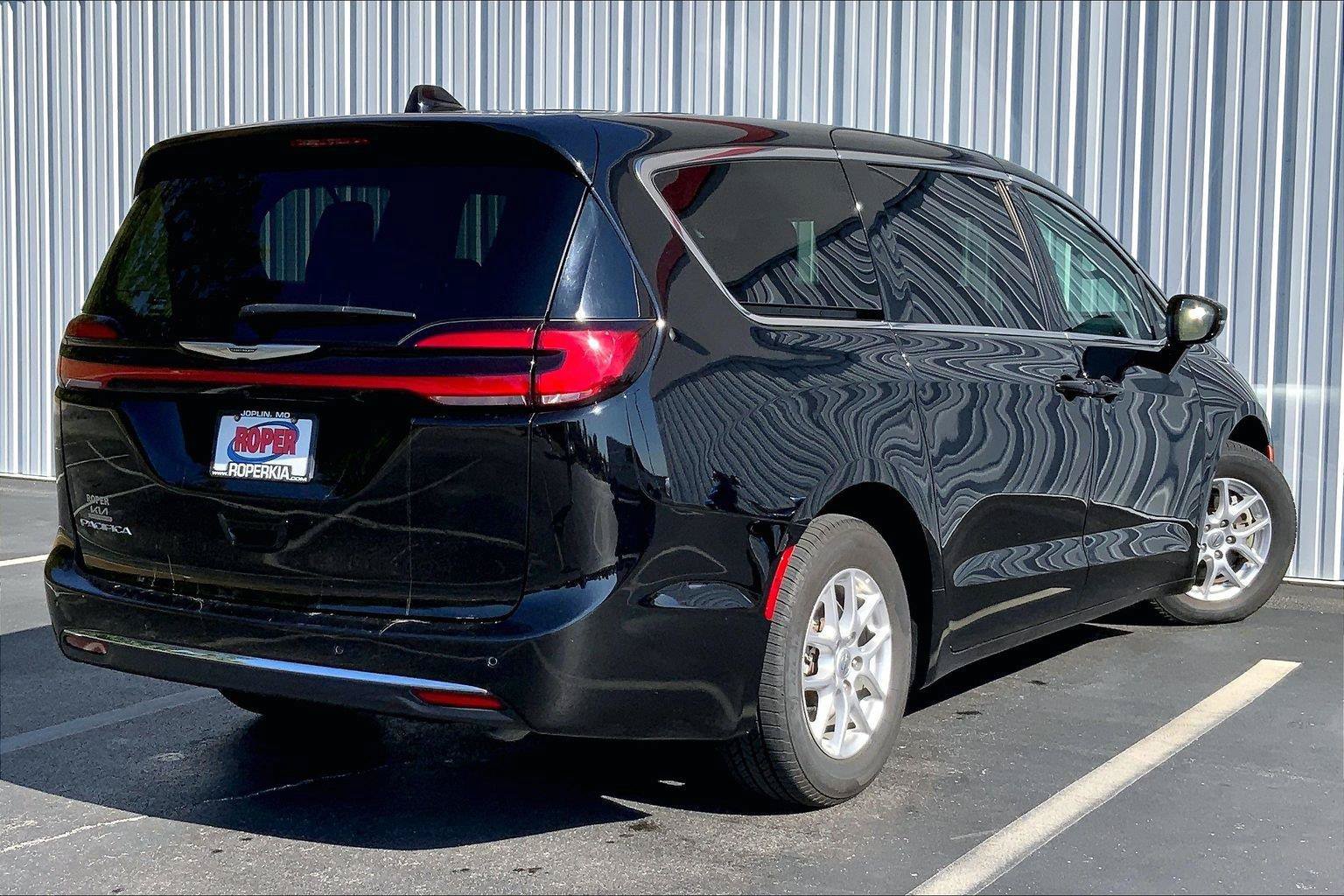 Used 2024 Chrysler Pacifica Touring-L FWD image 11