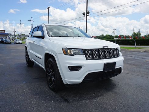 Used 2017 Jeep Grand Cherokee Altitude AWD/4WD image 3