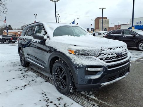 Certified 2023 Ford Explorer XLT w/ Equipment Group 202A image 3