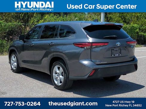 Used 2023 Toyota Highlander LE FWD image 3