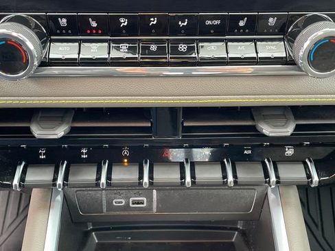 Used 2025 Chevrolet Colorado ZR2 w/ Technology Package image 36