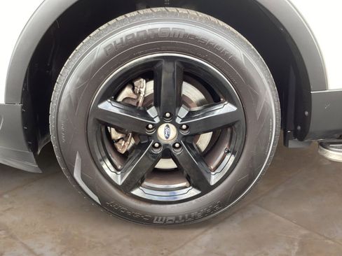 Used 2019 Ford Explorer XLT image 32