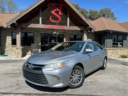 Used 2015 Toyota Camry LE image 1