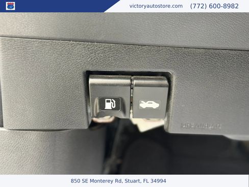 Used 2020 Nissan Versa SV FWD image 19