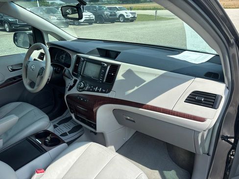 Used 2014 Toyota Sienna XLE w/ XLE Premium Package FWD image 25