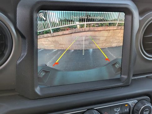 Used 2022 Jeep Gladiator Willys image 19