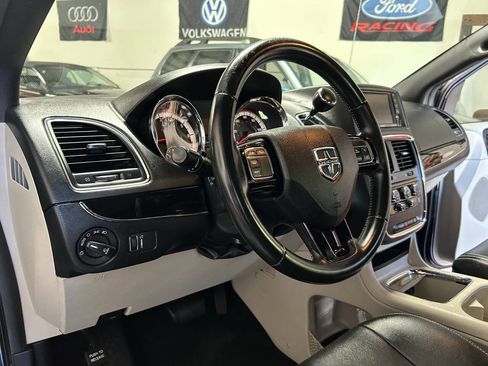 Used 2017 Dodge Grand Caravan SXT FWD image 19