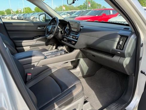 Used 2024 Nissan Pathfinder SL w/ SL Premium Package image 14