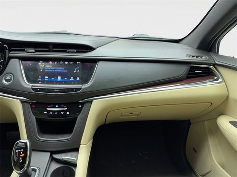 Used 2018 Cadillac XT5 Luxury w/ Driver Awareness Package image 18