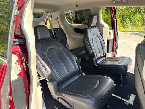 Used 2020 Chrysler Pacifica Touring-L Plus w/ Tire & Wheel Group FWD image 32