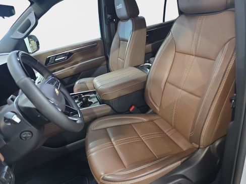 Used 2026 Chevrolet Tahoe High Country AWD/4WD image 12