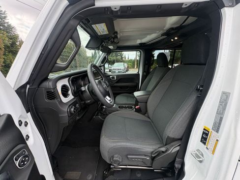 Used 2025 Jeep Wrangler Unlimited Sahara AWD/4WD image 27