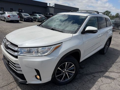 Used 2019 Toyota Highlander XLE AWD/4WD image 2
