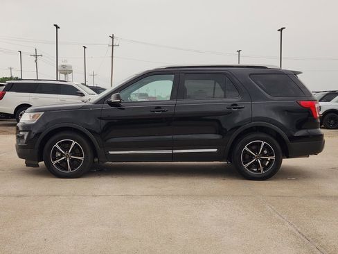 Used 2016 Ford Explorer XLT w/ Equipment Group 202A image 3