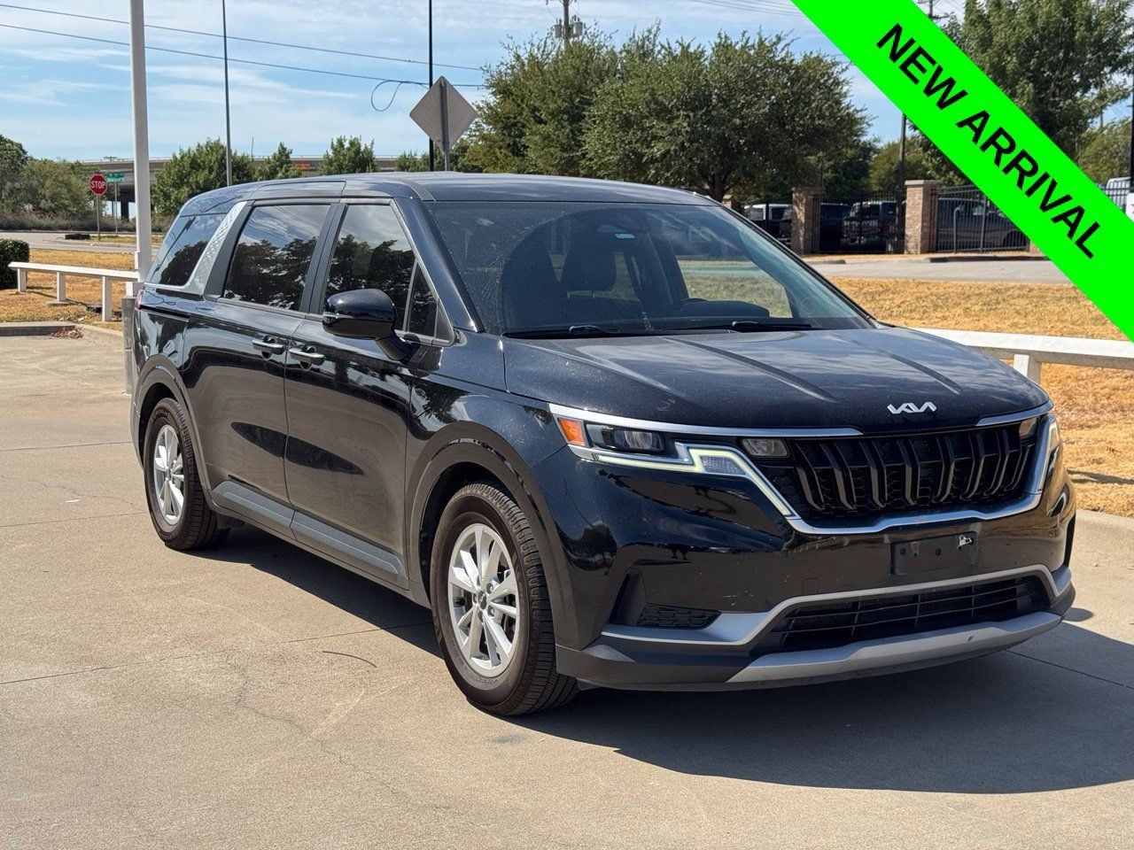 Used 2022 Kia Carnival LX FWD image 1
