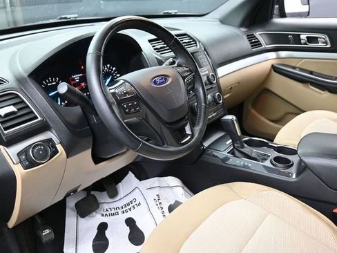 Used 2017 Ford Explorer XLT FWD image 14