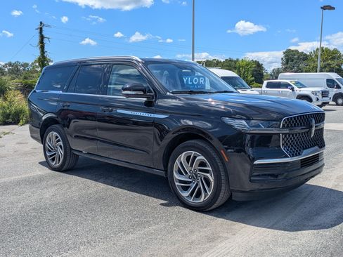 Used 2025 Lincoln Navigator Reserve AWD/4WD image 2