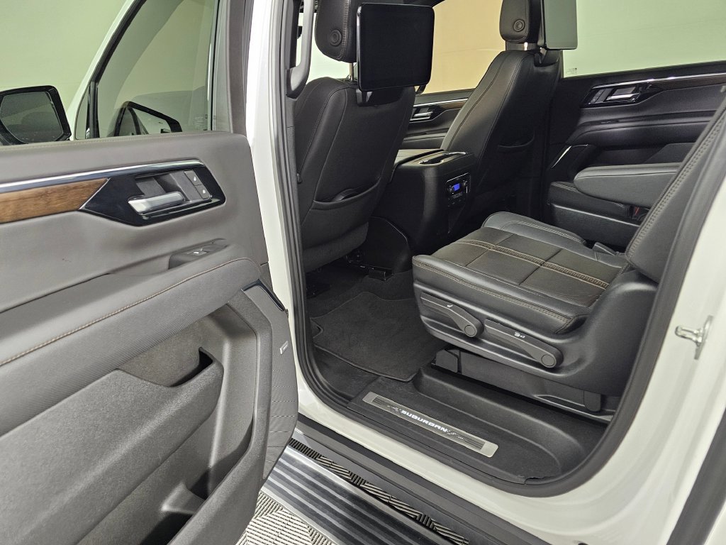 Used 2025 Chevrolet Suburban High Country AWD/4WD image 18