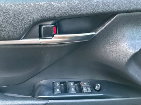 Used 2020 Toyota Camry LE FWD image 10