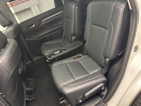 Used 2019 Toyota Highlander Limited Platinum AWD/4WD image 15