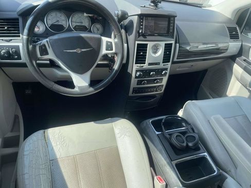 Used 2010 Chrysler Town & Country Touring FWD image 10