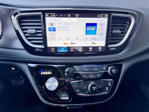 New 2026 Chrysler Pacifica Select image 14