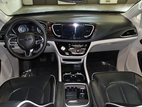 Used 2024 Chrysler Pacifica Limited FWD image 12