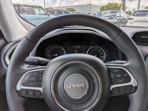 Used 2018 Jeep Renegade Latitude FWD image 23