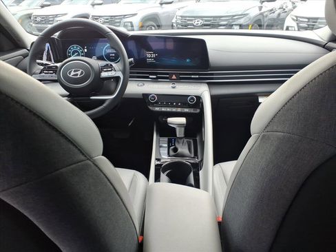 Certified 2025 Hyundai Elantra Limited image 18