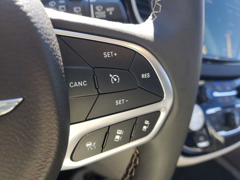 Used 2024 Chrysler Pacifica Touring-L FWD image 22