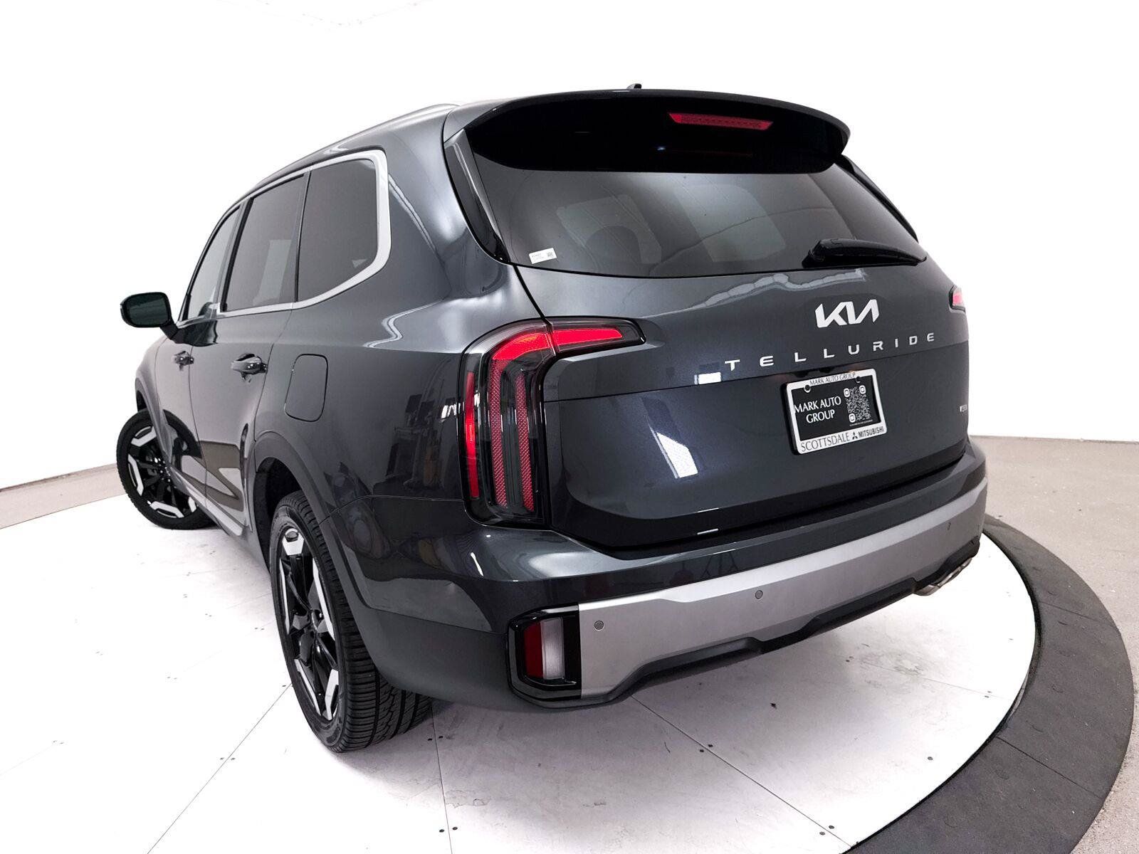 Used 2024 Kia Telluride EX w/ EX Captain's Chair Package AWD/4WD image 8