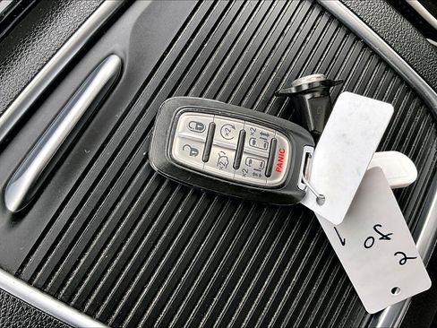 Used 2024 Chrysler Pacifica Limited w/ Uconnect Theater Family Group image 12