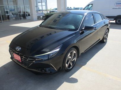 Used 2022 Hyundai Elantra Limited w/ Preferred Accessory Package