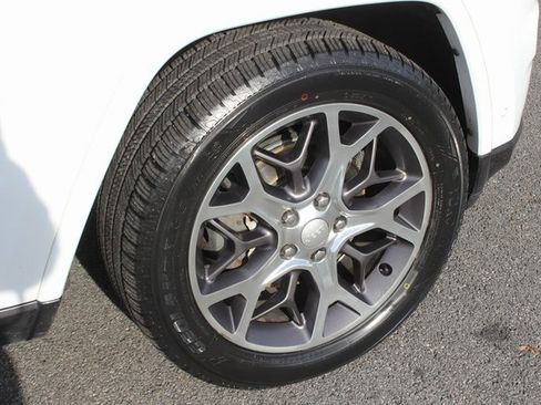 Used 2018 Jeep Grand Cherokee Limited image 36