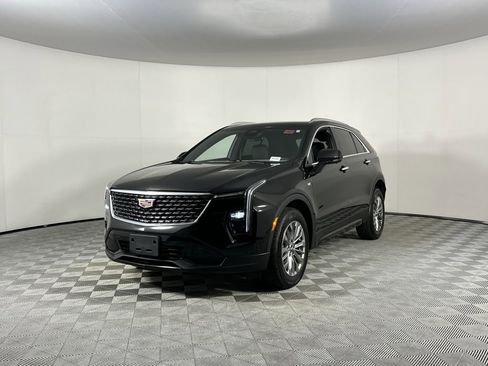 Used 2025 Cadillac XT4 Premium Luxury w/ Cold Weather Package image 3