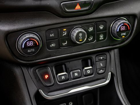 Used 2020 GMC Terrain SLE w/ Driver Convenience Package image 34