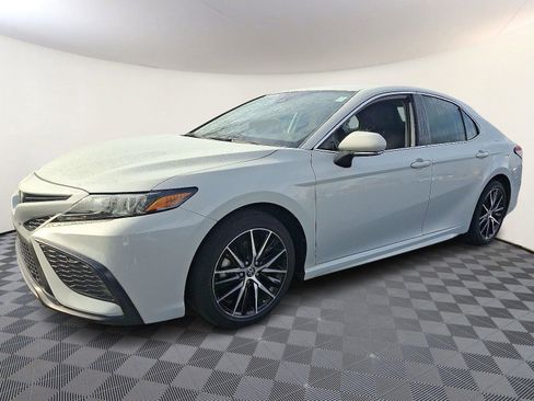 Used 2023 Toyota Camry SE image 3