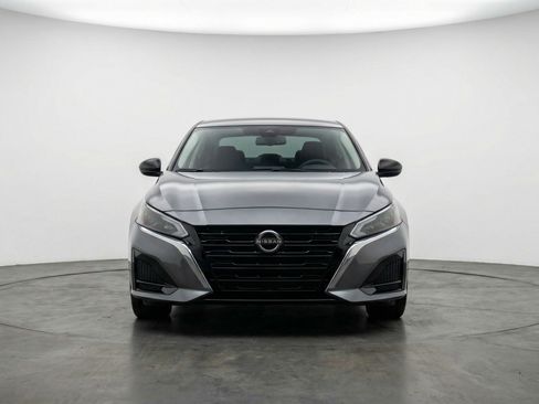 Used 2025 Nissan Altima 2.5 SV FWD image 2