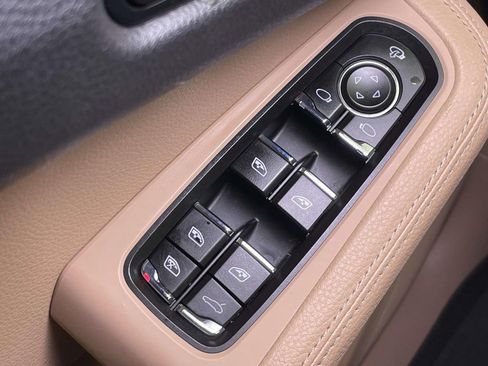 Used 2025 Porsche Macan image 39