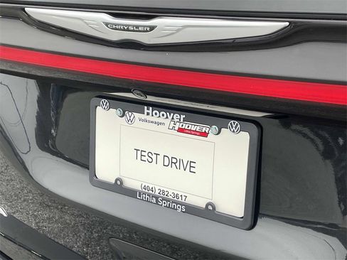 Used 2023 Chrysler Pacifica Touring-L image 12